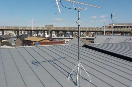 片流れ屋根に八木アンテナを設置 名古屋市守山区の地デジアンテナ工事 メンテナンスなら 株式会社m M C